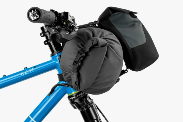 apidura-backcountry-accessory-pocket-4l-on-bike-3