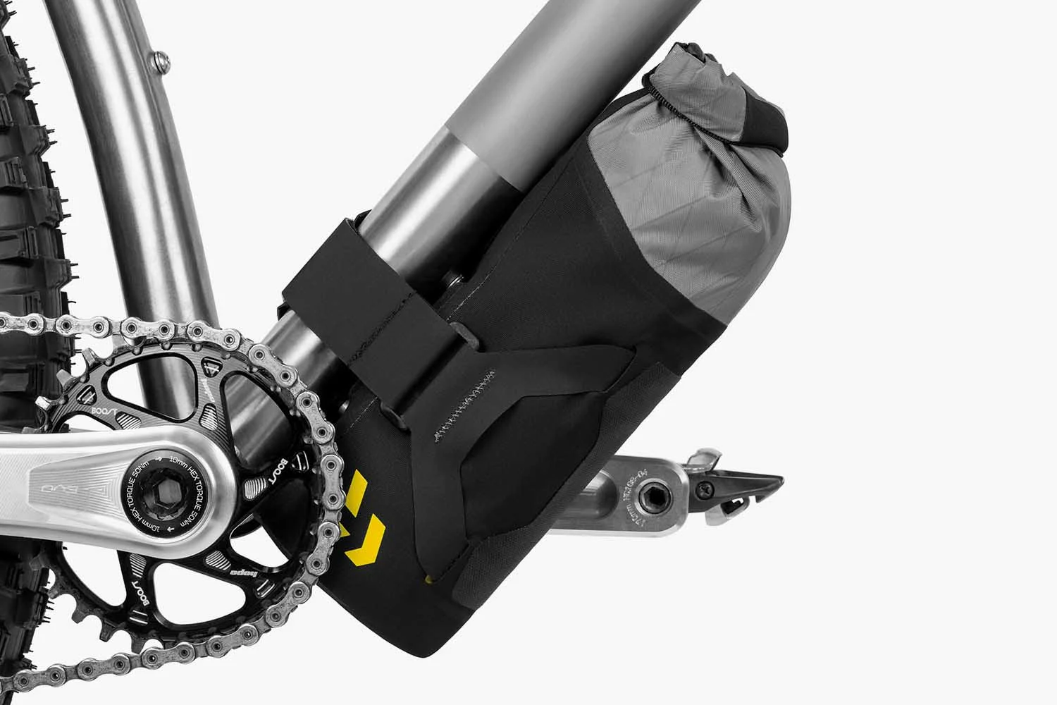 apidura-backcountry-downtube-pack-1.8l-on-bike-1-2