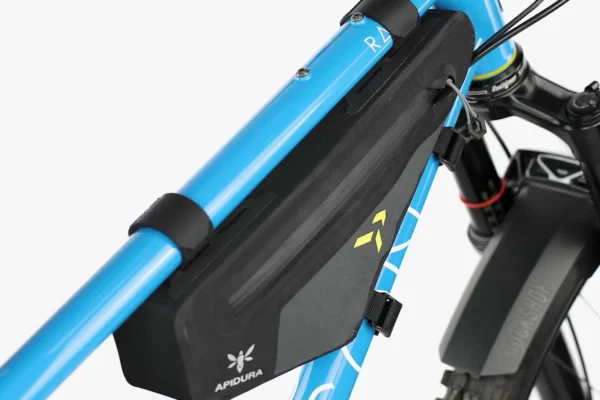 apidura-backcountry-frame-pack-2l-product-presentation-poster