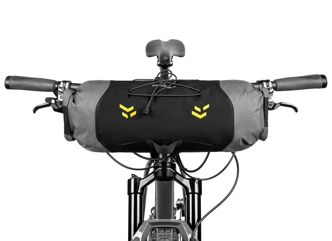 apidura-backcountry-handlebar-pack-7l-on-bike-1-2