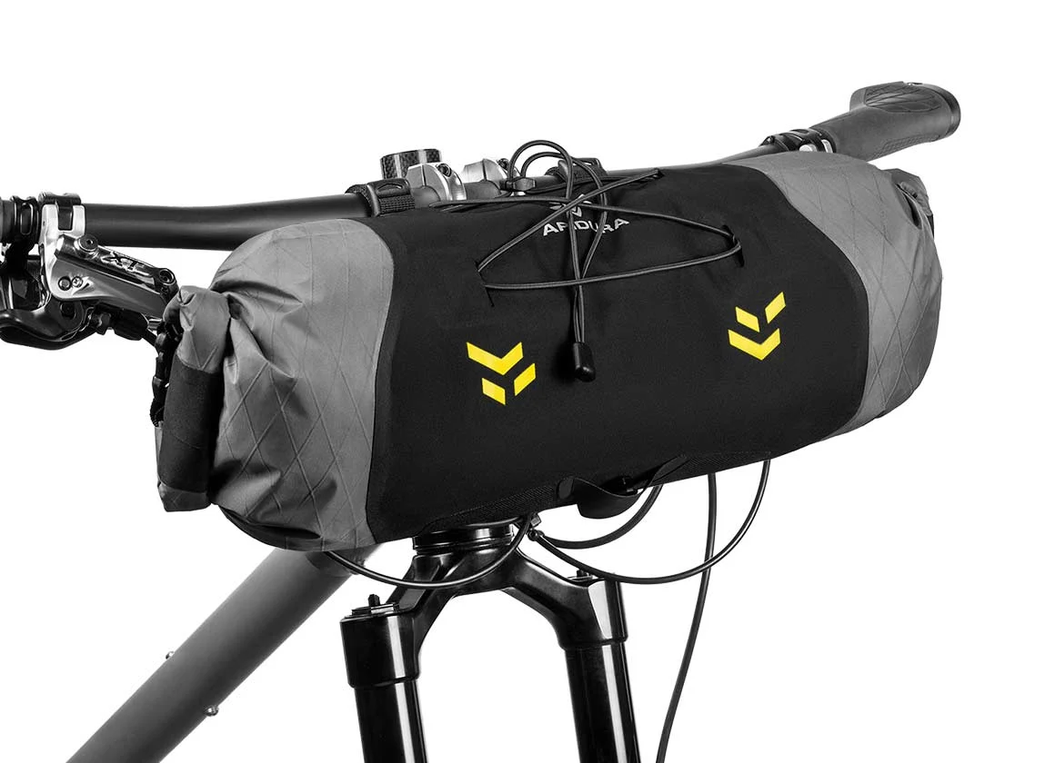 apidura-backcountry-handlebar-pack-7l-on-bike-2-2