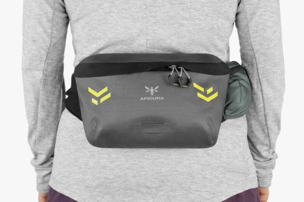 apidura-backcountry-hip-pack-2.5l-on-body-1