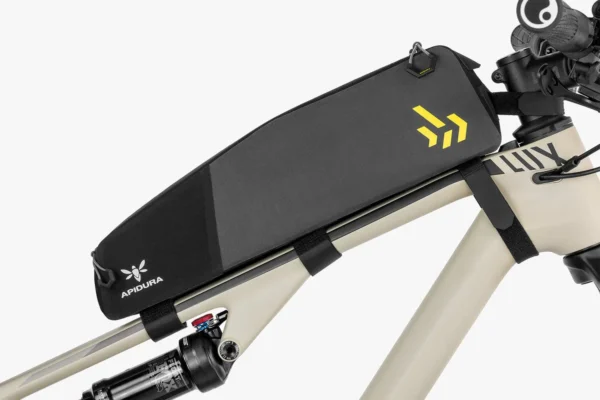 apidura-backcountry-long-top-tube-pack-1.8l-on-bike-1-2