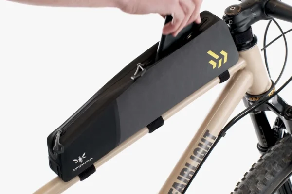 apidura-backcountry-long-top-tube-pack-1.8l-product-presentation-poster-2