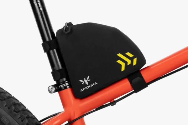 apidura-backcountry-rear-top-tube-pack-1l-on-bike-1