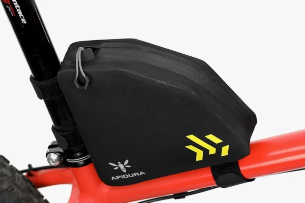apidura-backcountry-rear-top-tube-pack-1l-product-presentation-poster