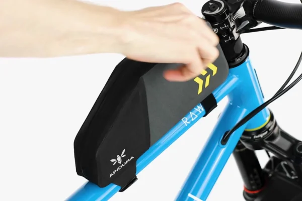 apidura-backcountry-top-tube-pack-2l-product-presentation-poster