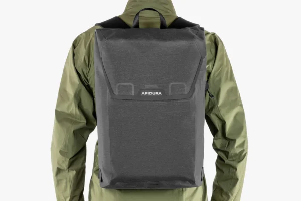 apidura-city-backpack-17l-on-body-1-2