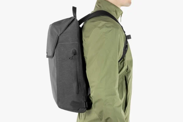 apidura-city-backpack-17l-on-body-3