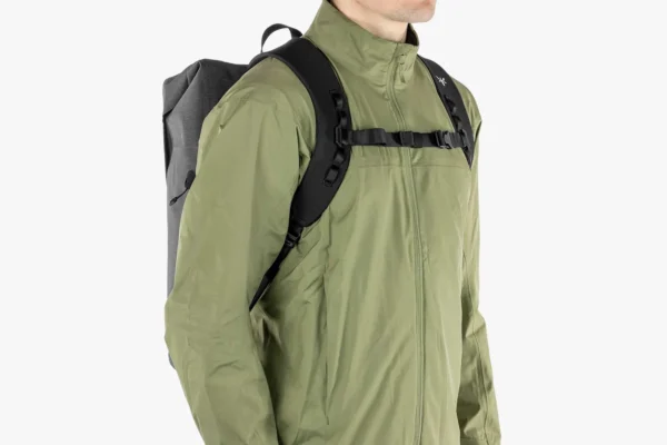 apidura-city-backpack-17l-on-body-4