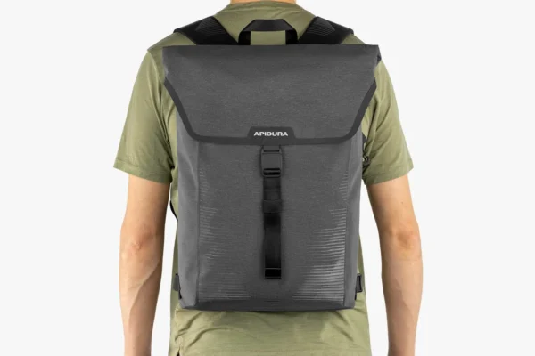 apidura-city-backpack-20l-on-body-1