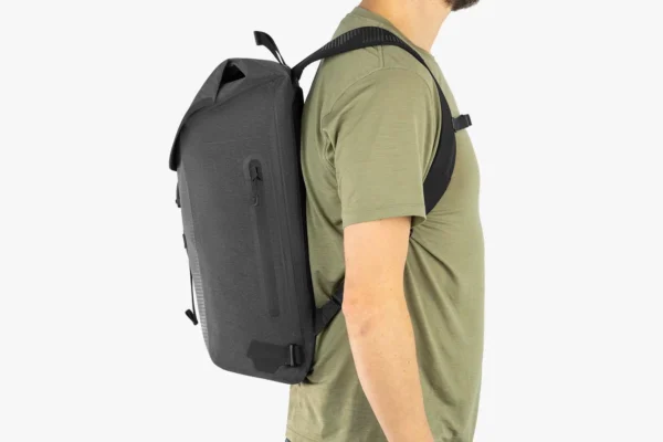 apidura-city-backpack-20l-on-body-3