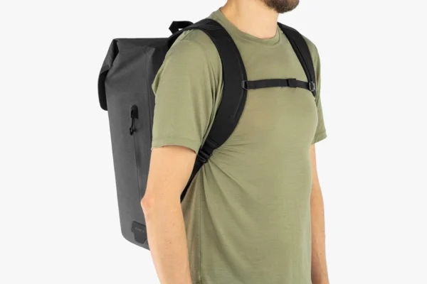 apidura-city-backpack-20l-on-body-4