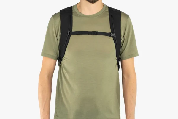 apidura-city-backpack-20l-on-body-5