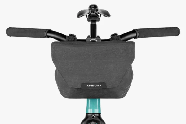 apidura-city-handlebar-pack-2l-on-bike-1