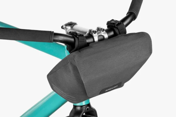 apidura-city-handlebar-pack-2l-on-bike-2
