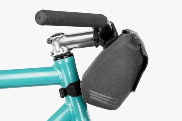 apidura-city-handlebar-pack-2l-on-bike-3