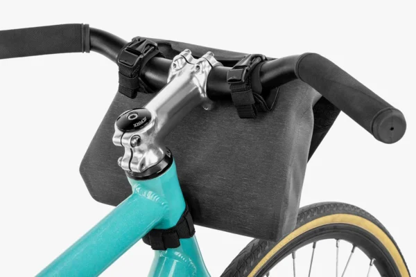 apidura-city-handlebar-pack-2l-on-bike-4