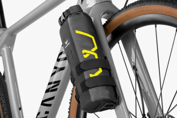 apidura-expedition-cargo-cage-pack-1.3l-on-bike-2