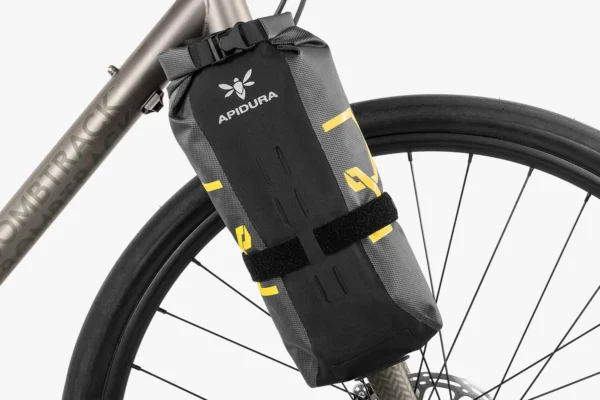 apidura-expedition-cargo-cage-pack-3l-on-bike-1-2