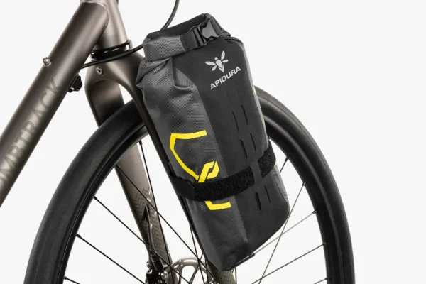 apidura-expedition-cargo-cage-pack-3l-on-bike-2-2