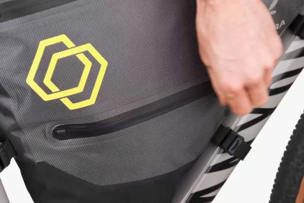 apidura-expedition-full-frame-pack-product-presentation-poster