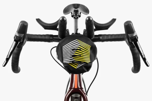 apidura-racing-aerobar-pack-2.5l-on-bike-1-2