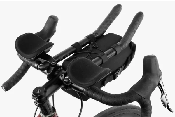 apidura-racing-aerobar-pack-2.5l-on-bike-4-2