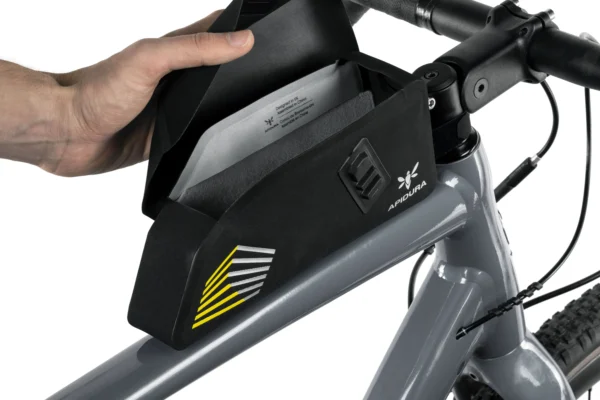 apidura-racing-bolt-on-top-tube-pack-1l-opening-hires-2