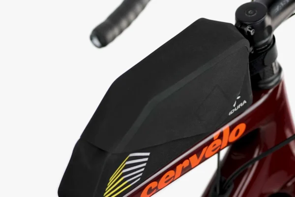 apidura-racing-bolt-on-top-tube-pack-1l-product-presentation-poster