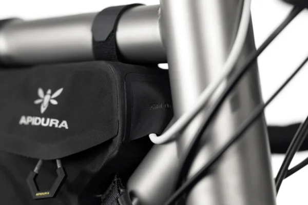 apidura-racing-frame-pack-cable-port-hires-2
