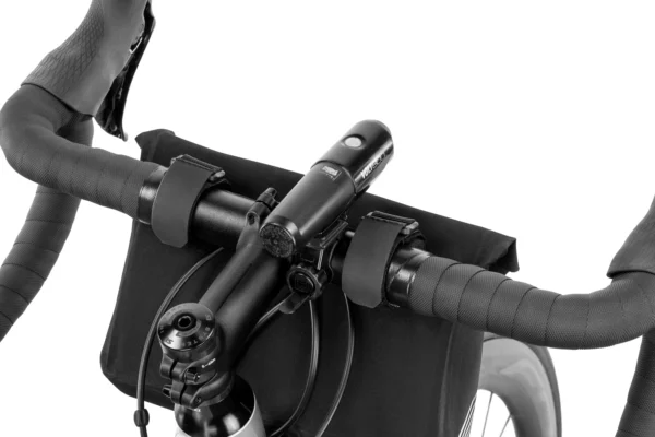 apidura-racing-handlebar-pack-2l-feature-handlebar-clearance-hires-2