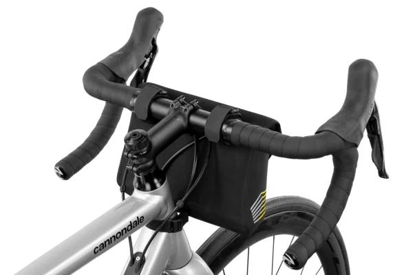 apidura-racing-handlebar-pack-2l-on-bike-4-hires-2