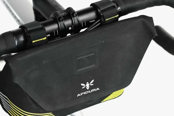 apidura-racing-handlebar-pack-2l-product-presentation-poster
