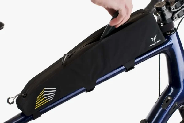 apidura-racing-long-top-tube-pack-2l-product-presentation-poster