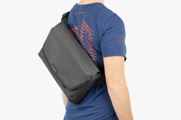 apidura-city-messenger-11in-on-body-2