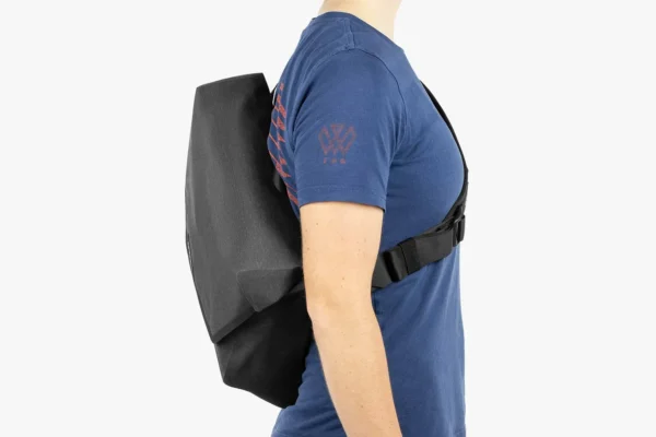 apidura-city-messenger-11in-on-body-3
