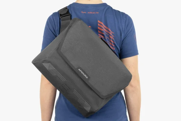 apidura-city-messenger-13in-on-body-1