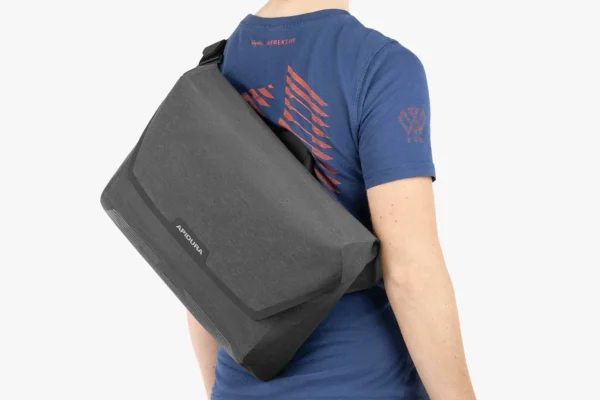 apidura-city-messenger-13in-on-body-2