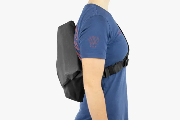 apidura-city-messenger-13in-on-body-3
