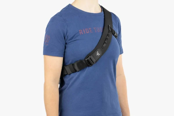 apidura-city-messenger-13in-on-body-4
