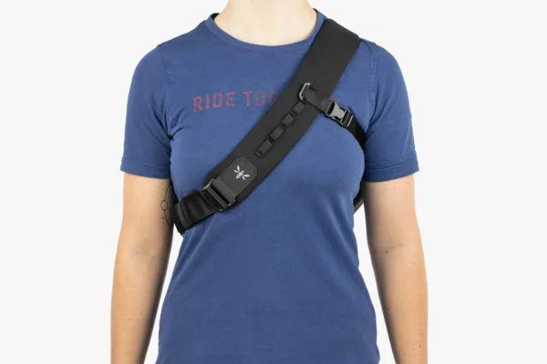 apidura-city-messenger-13in-on-body-5